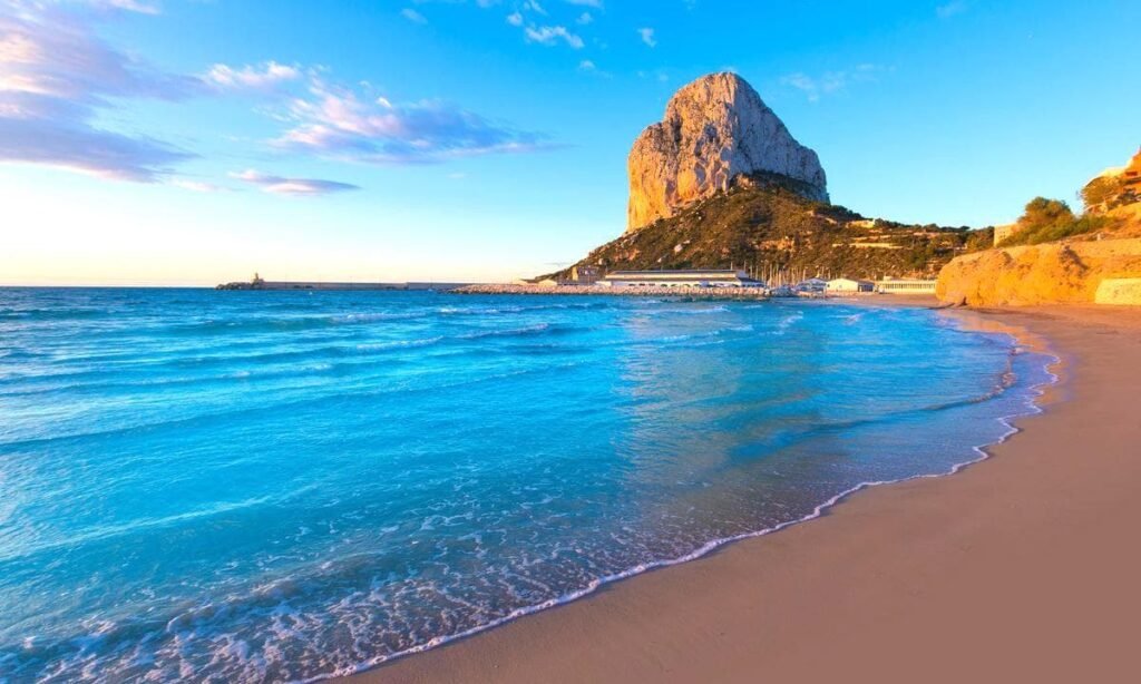 Guía de playas de Alicante: arena fina, aguas cristalinas y encanto mediterráneo